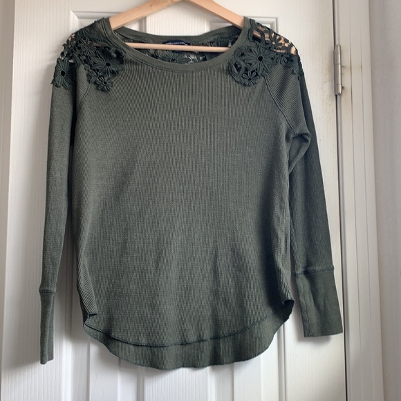 AE xs cute army green long sleeve with inset lace - Picture 2 of 11